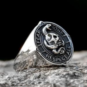 Vue de Cote Bague Tête de Mort Chevalière "THE CODE" - Fear None, Respect All