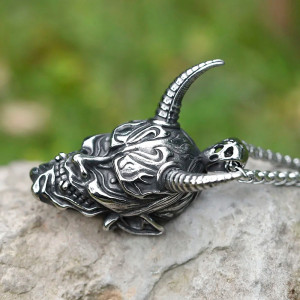 Vue de Cote Collier Le Démon Japonais Masque Oni "Le Hannya"