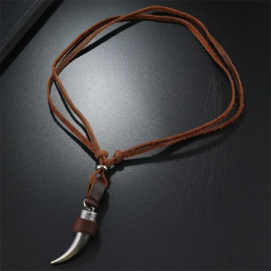 Vue complète du Collier Rock Metal Corne de L'aventurier