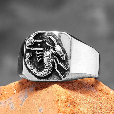 Vue Laterale Bague Scorpion Chevalière "ANTARES" - L'Élégance Mortelle