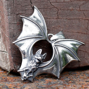 Vue de cote Collier Rock Goth Chauve-Souris "Le Comte"