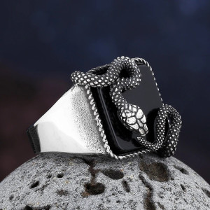 VUe laterale Bague Chevalière Serpent "DRACO" - Le Charme Hypnotique