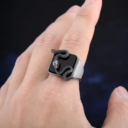 Vue Portee Bague Chevalière Serpent "DRACO" - Le Charme Hypnotique