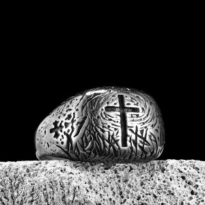 Vue de Face Bague Rock Croix des Cendres Noires