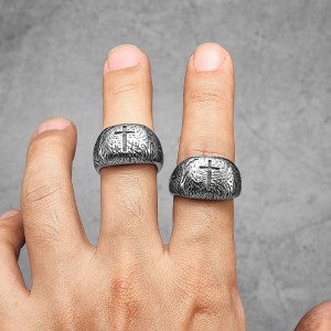 Vue Portee Bague Rock Croix des Cendres Noires