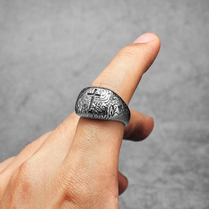 Vue Portee Bague Rock Croix des Cendres Noires