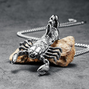 Vue de Face Collier Scorpion "Le Venin"