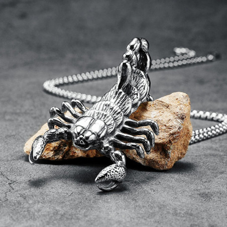 Vue de Face Collier Scorpion "Le Venin"
