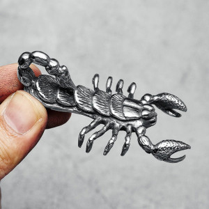 Vue de Cote Collier Scorpion "Le Venin"