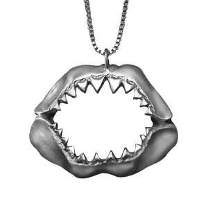 Vue generale Collier Mâchoire de Requin "Le Mégalodon"