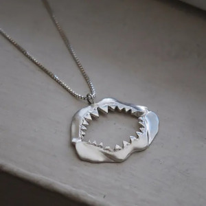 Vue de Cote Collier Mâchoire de Requin "Le Mégalodon"