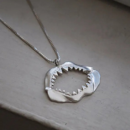 Vue de Cote Collier Mâchoire de Requin "Le Mégalodon"