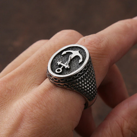 vue portee Bague Pirate Ancre Maudite "Serment du Flibustier"