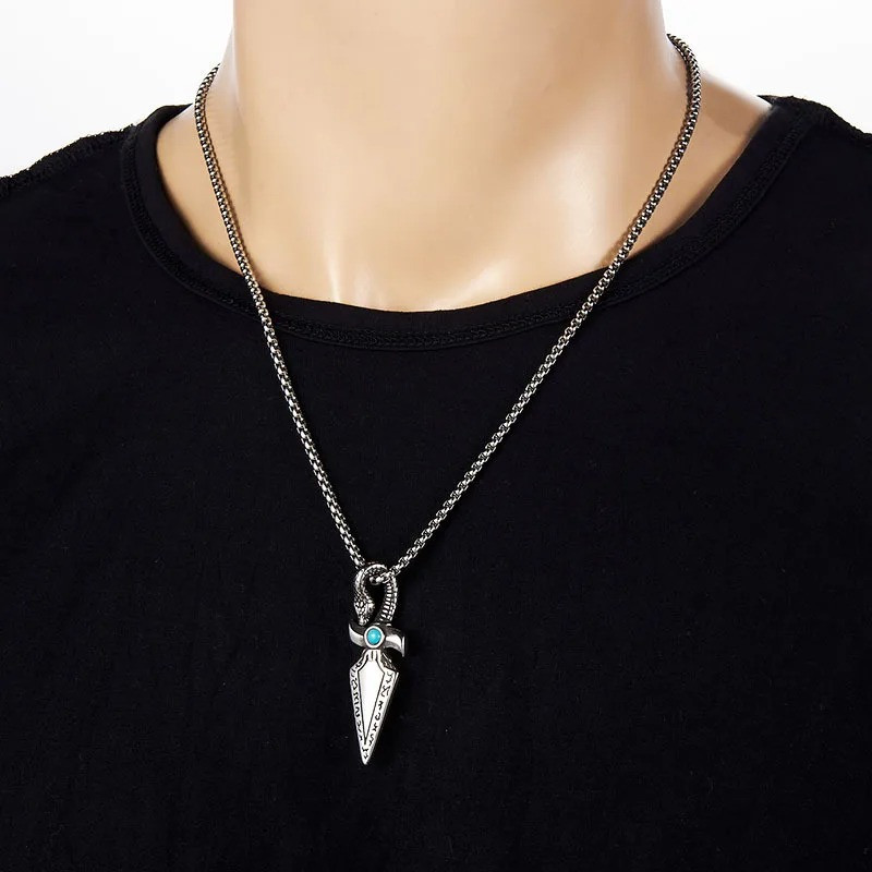 Vue Portee Collier Dague du Serpent Sacré