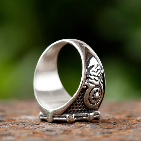 Vue Laterale Bague Pirate Gouvernail d’Acier "Maître du Cap"