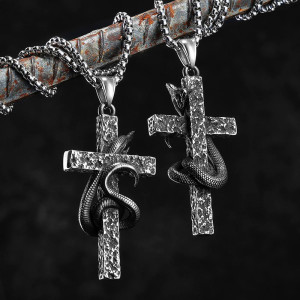 Vue de Face Collier Croix Serpent - Serpent de la Croix Profanée