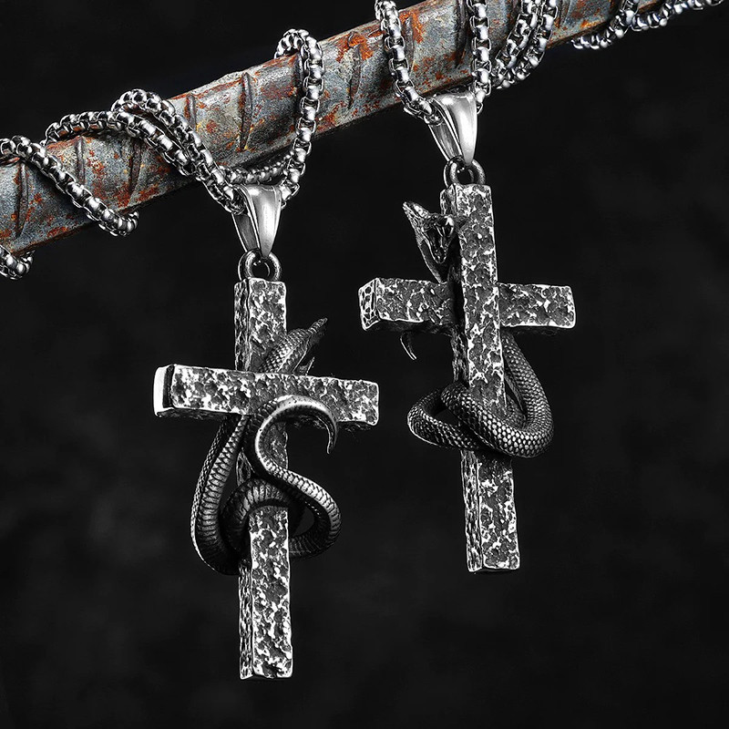 Vue de Face Collier Croix Serpent - Serpent de la Croix Profanée