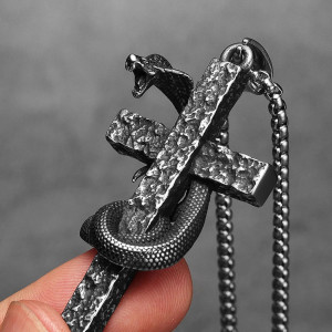 Vue de Cote Collier Croix Serpent - Serpent de la Croix Profanée
