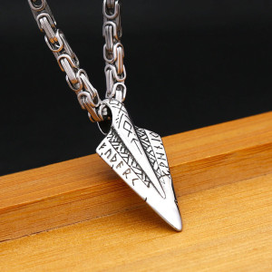 Vue de face Collier Viking - Pointe Runique des Anciens