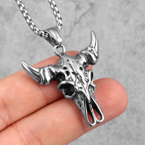 Vue de Cote Collier Viking "Crâne de Yak des Terres Sauvages"