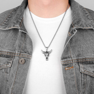 Vue portee Collier Viking "Crâne de Yak des Terres Sauvages"
