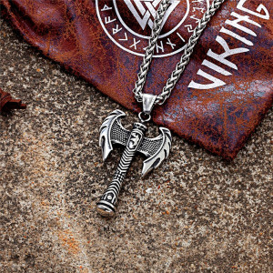 Vue de Cote Collier Viking "Hache Totémique du Clan"