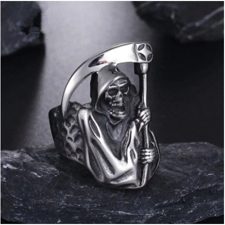 Vue complète de la Bague Tête de Mort Faucheuse