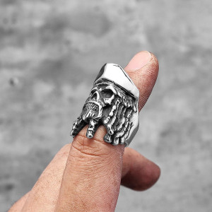 Vue portee Bague Pirate - Capitaine Skull