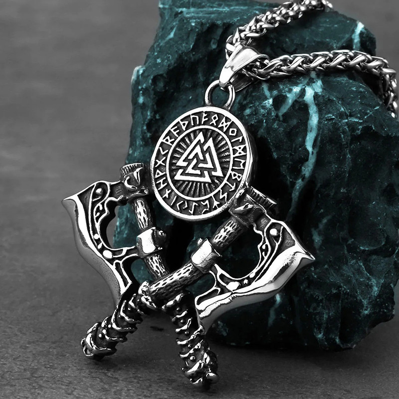VUe Laterale Collier Viking 'Haches du Valknut d’Odin'