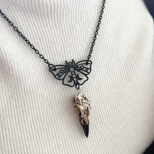 Vue de Face Collier Gothique Corbeau "Crâne du Silence Noir"