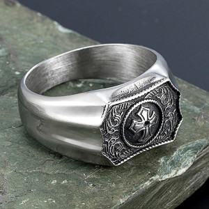 Vue de Face Bague Rock à Croix Pattée Médiévale