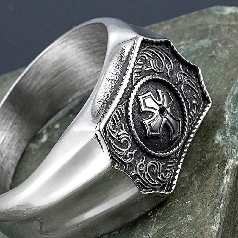 Vue detaille Bague Rock à Croix Pattée Médiévale