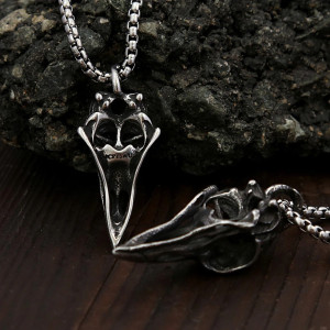 Vue Arrierre Collier Tête de Mort Corbeau Gothique "Crâne Gravé du Veilleur Funèbre" - 2 modèels au choix !