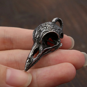 Collier Tête de Mort Corbeau Gothique "Crâne Gravé du Veilleur Funèbre" - 2 modèels au choix !