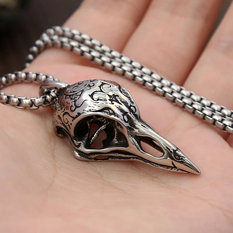 Vue de Face Collier Tête de Mort Corbeau Gothique "Crâne Gravé du Veilleur Funèbre" - 2 modèels au choix !