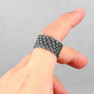 Vue portee Bague Rock “Entrelacs d’Acier”