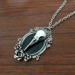 Collier Gothique Corbeau "Médaillon du Silence Éternel"