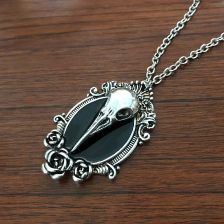 Collier Gothique Corbeau "Médaillon du Silence Éternel"