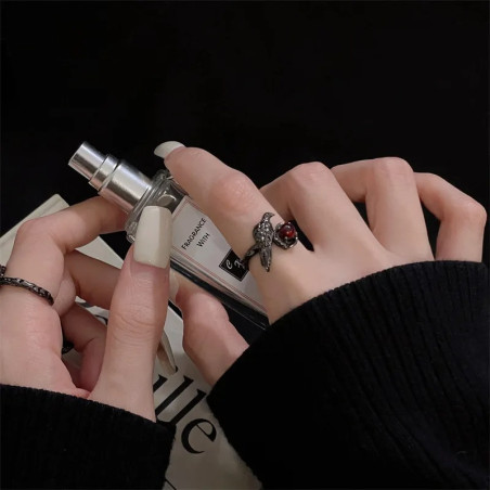 Vue portee Bague Corbeau Gothique "Pierre de Sang du Corbeau"
