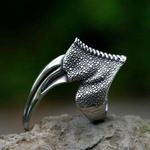 Vue Laterale Bague Goth Raptor "Griffe de Prédateur"