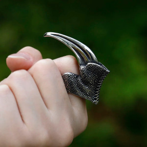 Vue portee Bague Goth Raptor "Griffe de Prédateur"