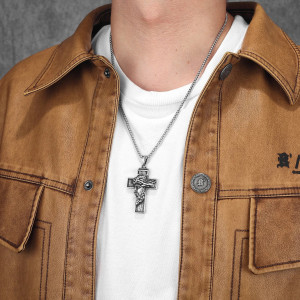 Vue portée du Collier Gothique Rock Jésus Croix de la Passion Suppliciée