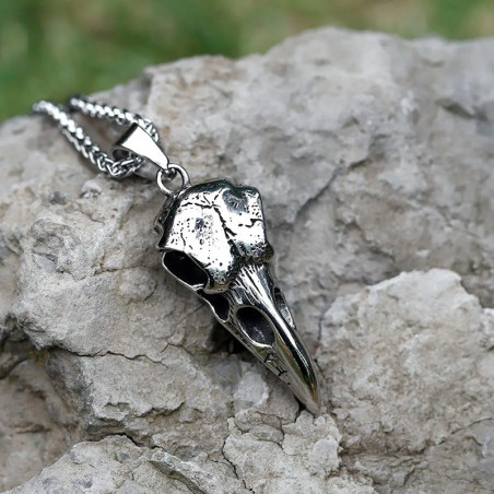 Vue de Cote Collier Viking - Crâne de Corbeau du Messager d’Odin