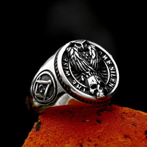 Vue Laterale Bague Tête de Mort Rock « The Wise Resist »