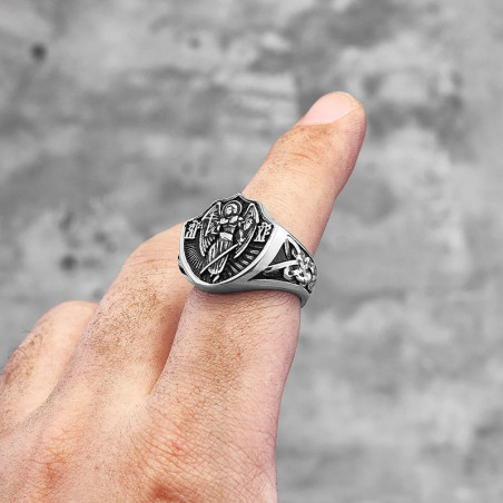 Vue portee Bague Rock "Archange Saint Michel - Gardien du Jugement" - 2 couleurs au choix !