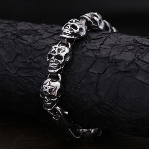 Vue de Face Bracelet Tête de Mort Gothique en Acier "Chaîne de Crânes Pentagramme"