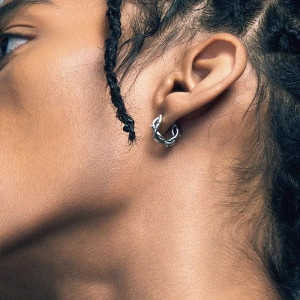 Vue Portee Boucles d’Oreilles Rock - Couronne d’Épines Rebelle