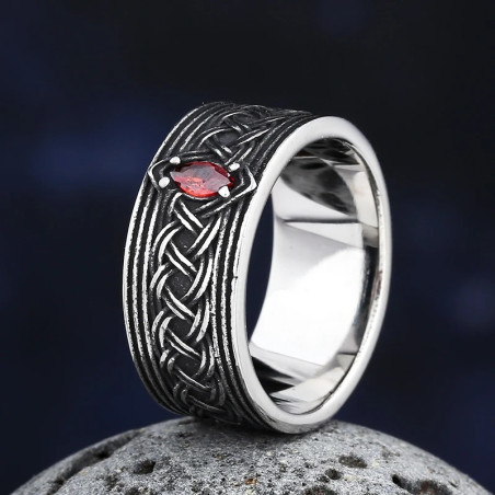 Vue Laterale Bague Viking - Entrelacs Nordiques & Pierre Rouge