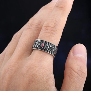 Vue Portee Bague Viking - Entrelacs Nordiques & Pierre Rouge