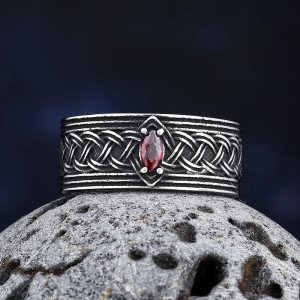 Vue de face Bague Viking - Entrelacs Nordiques & Pierre Rouge